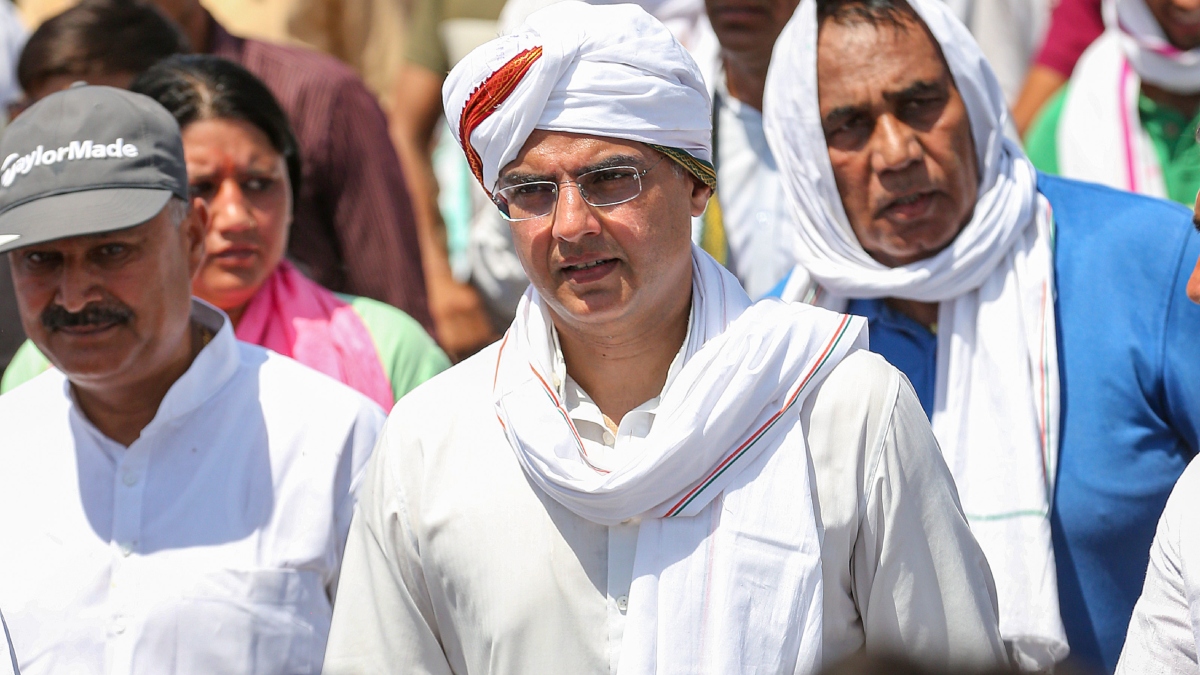 Sachin Pilot emotional while paying tribute death anniversary of father Rajesh Pilot in dausa gave political indications of future नई उड़ान के लिए सचिन पायलट तैयार? दौसा में पिता की पुण्यतिथि पर दिए भ