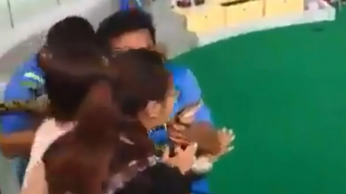 'दीदी' को सांप भी लग रहा था क्यूट, चली थीं Kiss करने, फिर जो हुआ...Video देख अटक गई लोगों की सांसे सांप को किस करते हुए लड़की।- India TV Hindi