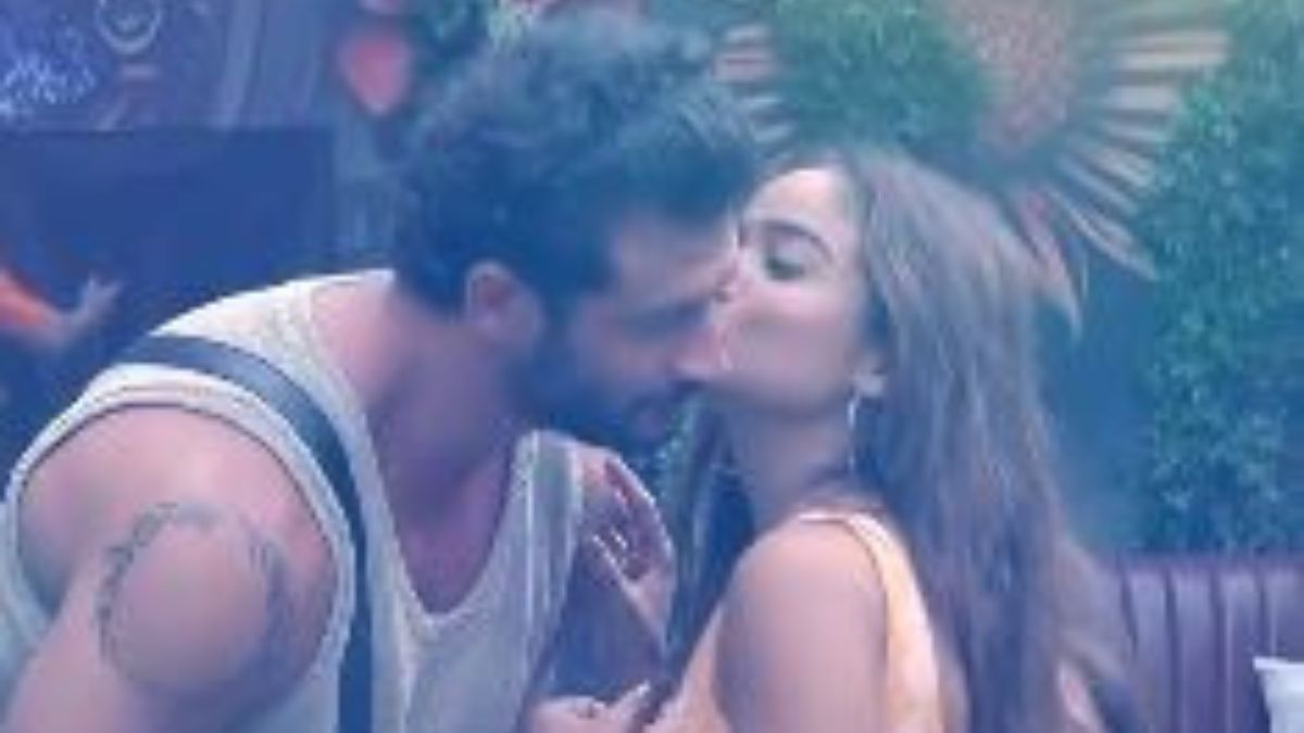 Bigg Boss OTT 2 Day 2: शो में शुरू हुआ रोमांस, मनीषा रानी ने कर दिया इस हैंडसम हंक को KISS, देखें वीडियो