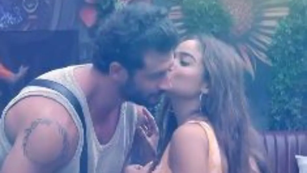 Bigg Boss OTT 2 Day 2: शो में शुरू हुआ रोमांस, मनीषा रानी ने कर दिया इस हैंडसम हंक को KISS, देखें वीडियो jiocinema- India TV Hindi