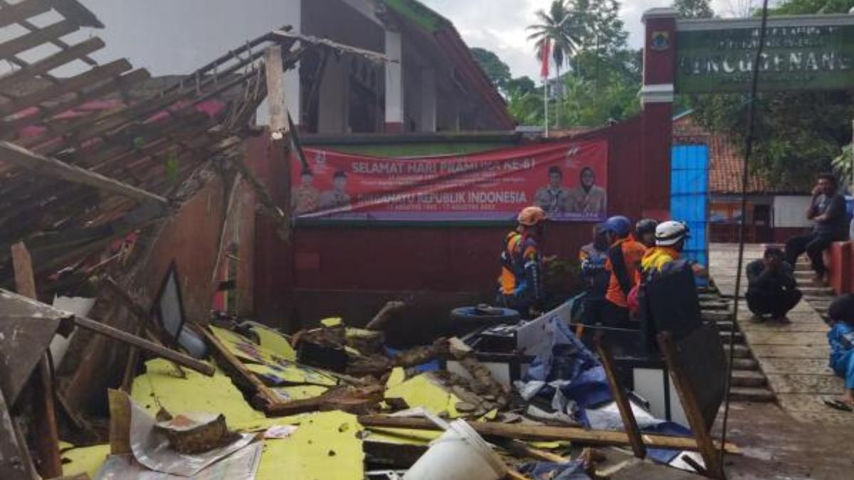 Indonesia shaken by 5.8 magnitude earthquake people started running out of homes/5.8 तीव्रता के भूकंप से थर्राया इंडोनिशया, घरों से निकल कर बाहर भागने लगे लोग