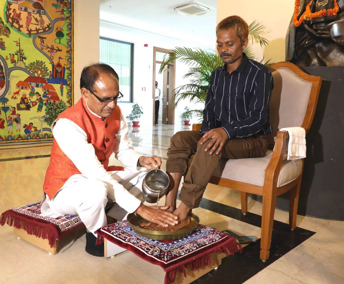 CM Shivraj Chouhan washed someone else’s feet?  Direct SP disclosed, see what is the truth in the video?