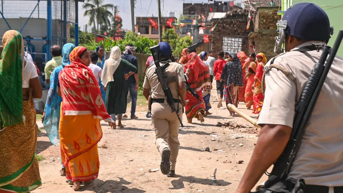 बंगाल में ISF समर्थकों और पुलिसकर्मियों के बीच झड़प, मतगणना केंद्र के बाहर फेंके गए बम ISF Supporters, ISF Supporters Bengal, ISF Supporters Bombs- India TV Hindi