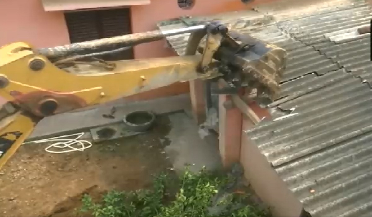 सीधी: आदिवासी युवक पर पेशाब करने वाले शख्स के खिलाफ सख्त एक्शन, घर पर चला बुलडोजर, देखें वीडियो सीधी: आदिवासी युवक पर पेशाब करने वाले शख्स के खिलाफ सख्त एक्शन, घर पर चला बुलडोजर, देखें वीडियो