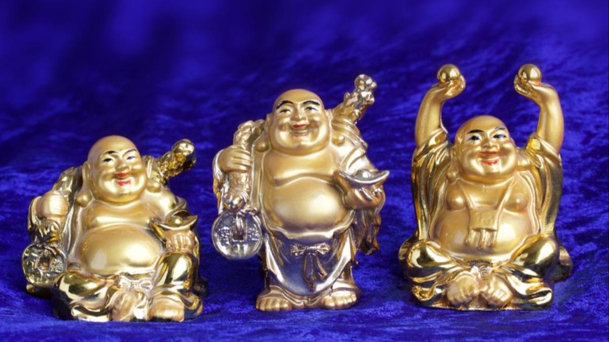 ghar me laughing buddha rakhne ke fayde keep laughing buddha at home