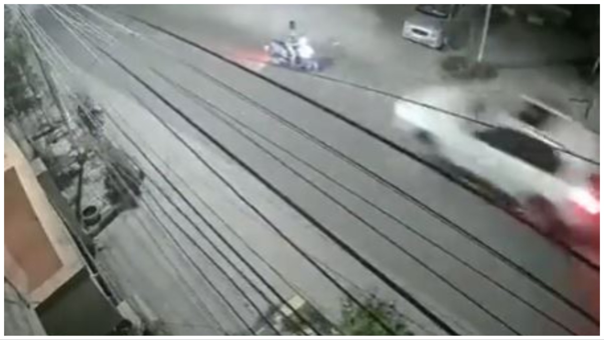 कार सवार महिला ने स्कूटी को मारी टक्कर, घायल का अस्पताल में इलाज जारी । Drunk woman hits scooty rider with car hyderabad CCTV video goes viral