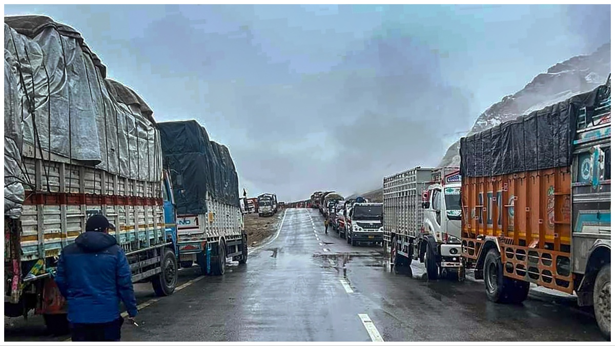 मनाली में भीषण बारिश, मौसम विभाग ने जारी किया येलो अलर्ट, जानें अपने राज्य का हाल । IMD Weather Update Yellow alert issued amid heavy rains in Manali possibility of flash flood