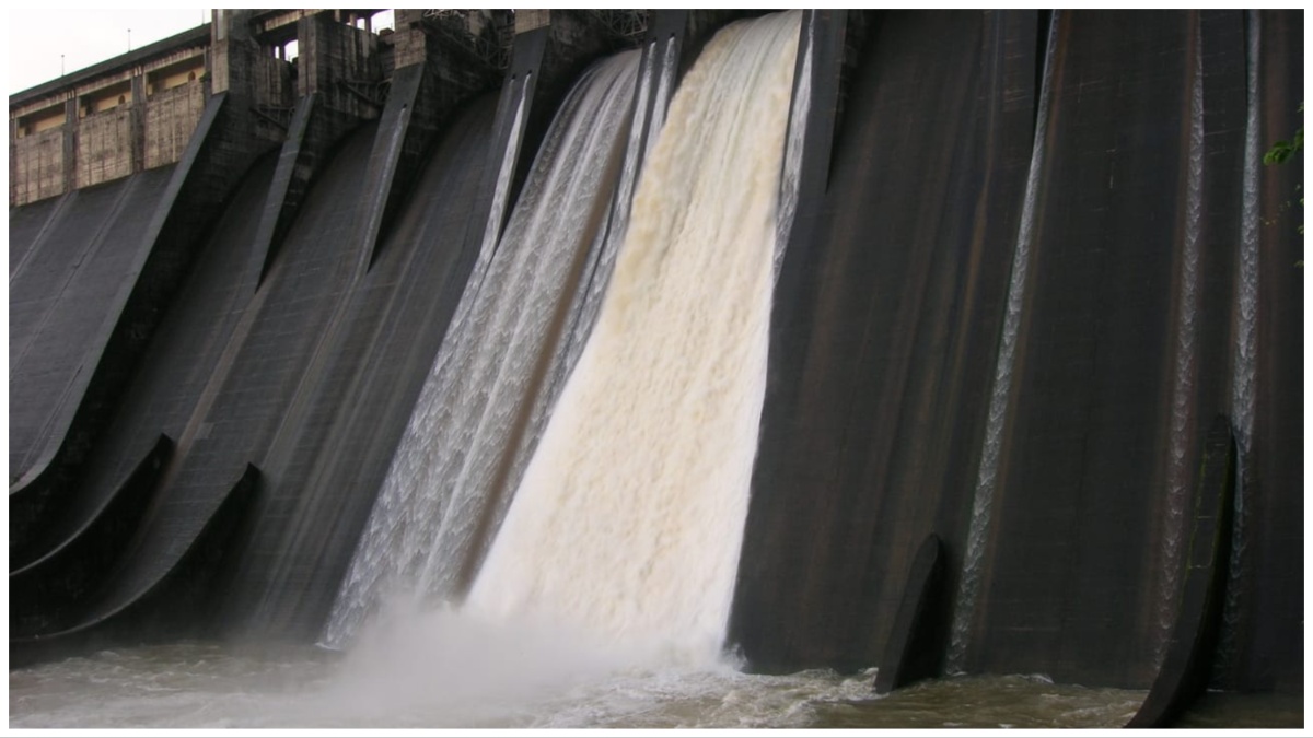 भारी बारिश के कारण मोदक सागर तालाब का पानी हुआ ओवरफ्लो, देखें तस्वीर । Mumbai fourth pond Modak Sagar Water overflows red alert issued for rain in these districts