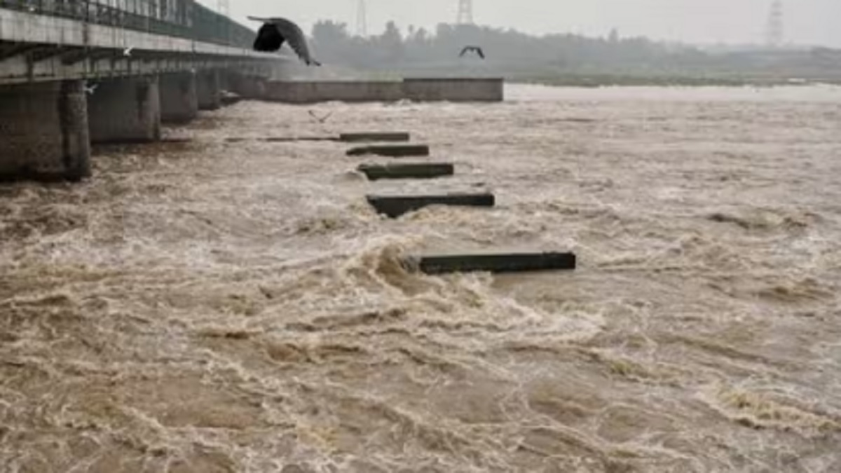 Yamuna took a fierce form in Delhi, the water level of the river is expected to rise significantly on Thursday, alert issued