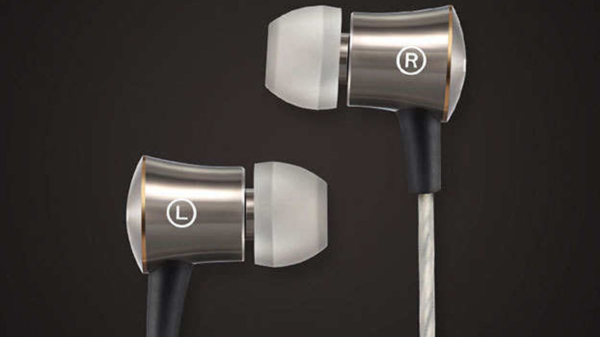 What is the meaning of L and R in an earphone know about left and right