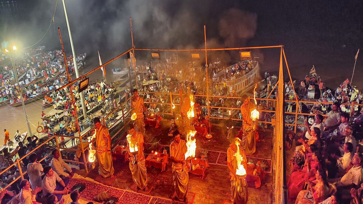 varanasi flood water level increasing ganga aarti now started on terrace at dashashwamedh ghat । दशाश्वमेध घाट की सीढ़ियां जलमग्न, अब छत पर होने लगी विश्वप्रसिद्ध गंगा आरती varanasi flood water level increasing ganga aarti now started on terrace at dashashwamedh ghat । दशाश्वमेध घाट की सीढ़ियां जलमग्न, अब छत पर होने लगी विश्वप्रसिद्ध गंगा आरती