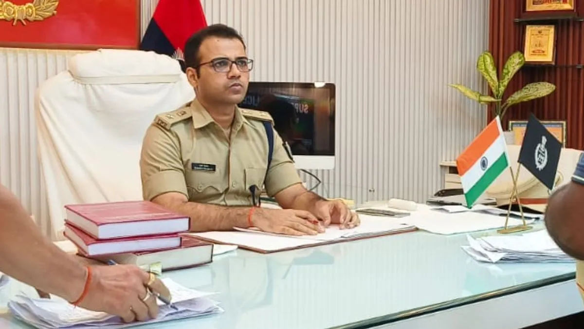 बिहार में पुलिस से मुठभेड़ में शराब तस्कर घायल, 2 नदी में कूदकर फरार, थाना प्रभारी बाल-बाल बचे Liquor smuggler, Liquor smuggler Bihar, Liquor smuggler Gopalganj- India TV Hindi