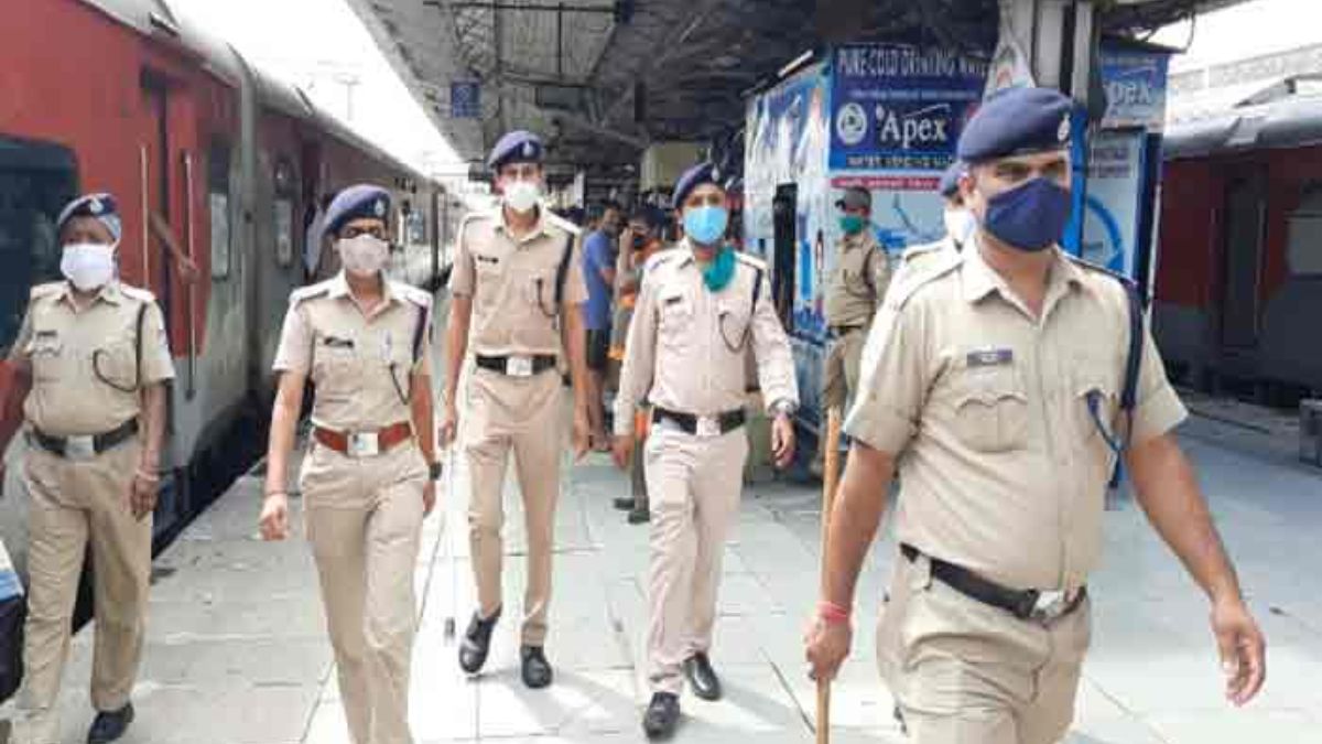 Three members of the gang who looted the luggage of passengers in train wearing police uniform arrested । पुलिस की वर्दी पहनकर ट्रेन के AC और स्लीपर कोच में करते थे हाथ साफ, ऐसे हुआ खुलासा