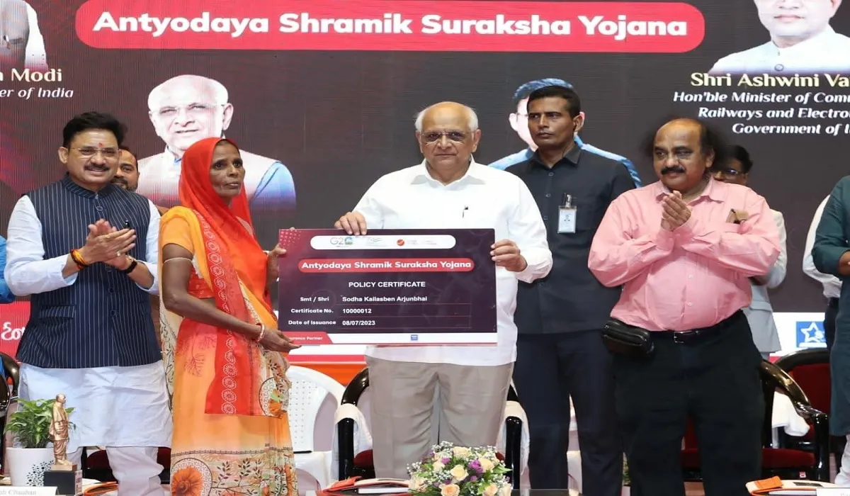 गुजरात में ‘अंत्योदय श्रमिक सुरक्षा योजना’ का पायलट प्रोजेक्ट लॉन्च, हादसे में मौत पर मिलेंगे परिजनों को 10 लाख रुपये ‘अंत्योदय श्रमिक सुरक्षा योजना’ का पायलट प्रोजेक्ट लॉन्च - India TV Hindi