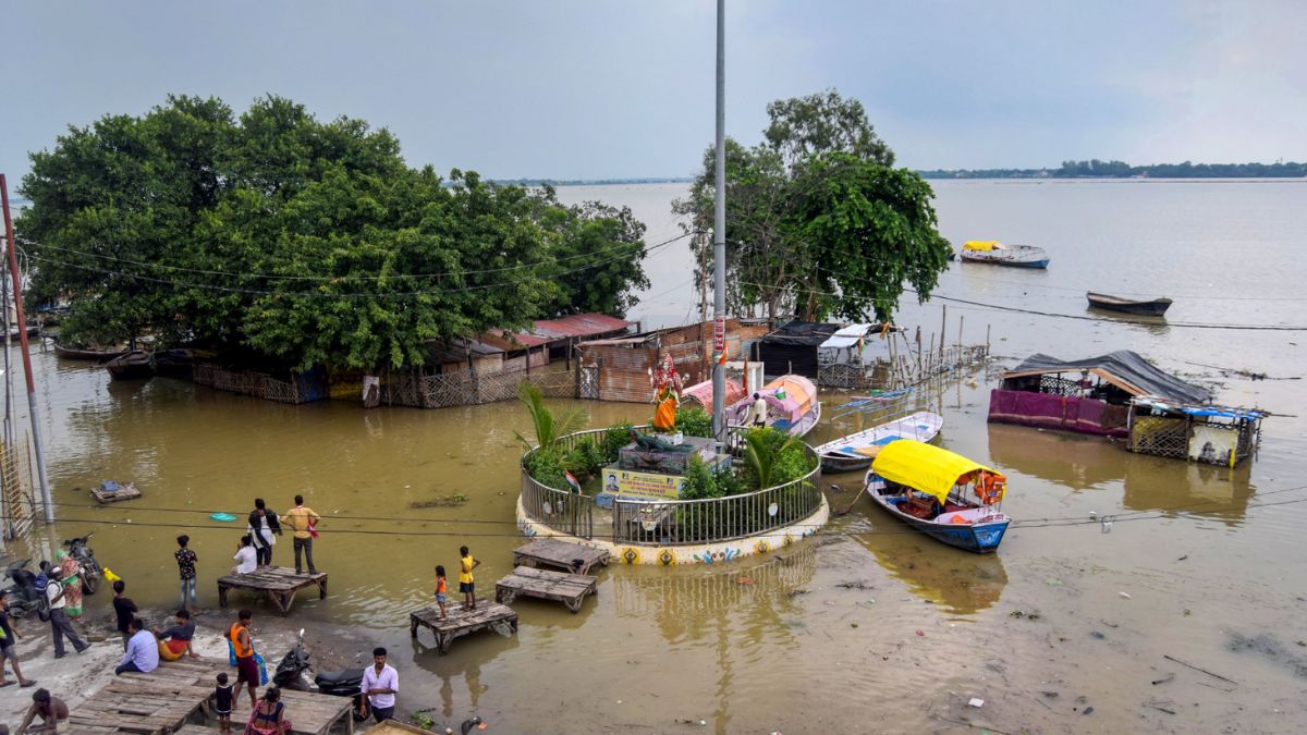 heavy rains and floods in 235 districts of 22 states Alert issued in delhi UP Uttarakhand Gujबाढ़ की चपेट में 22 राज्यों के 235 जिले; यूपी, उत्तराखंड, गुजरात, हिमाचल और महाराष्ट्र में अलर्ट जारी