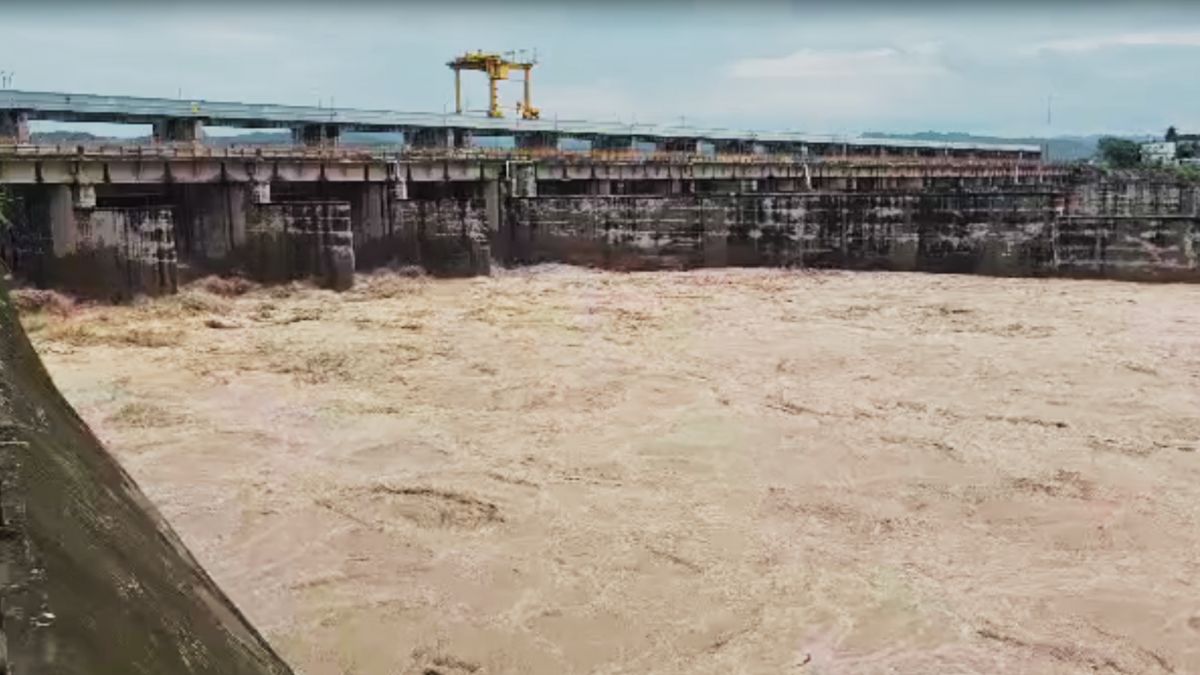 Yamunanagar Hathni Kund barrage all flood gates opened All water