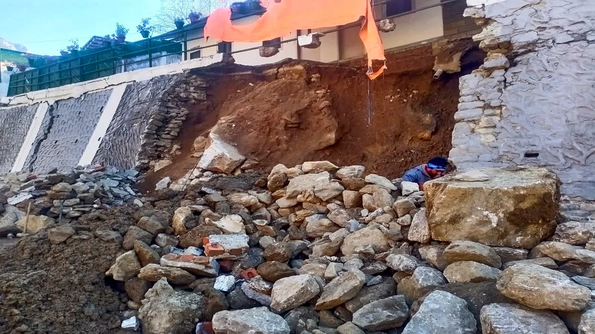 उत्तराखंड में आपदा की आहट? जोशीमठ में फिर दहशत में आए लोग, मकानों में दरारों के बाद अब हो रहे गड्ढे landslide in joshimath- India TV Hindi