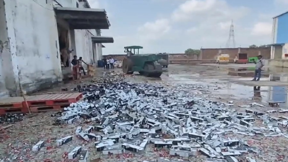 यूपी: गाजियाबाद में आबकारी विभाग की बड़ी कार्रवाई, 13 करोड़ रुपए की शराब नष्ट की, देखें VIDEO