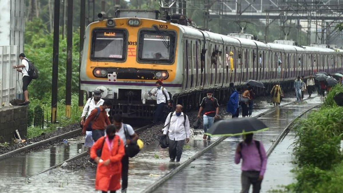 Tracks submerged due to heavy rains in Mumbai, local train service stopped, schools will remain closed tomorrow