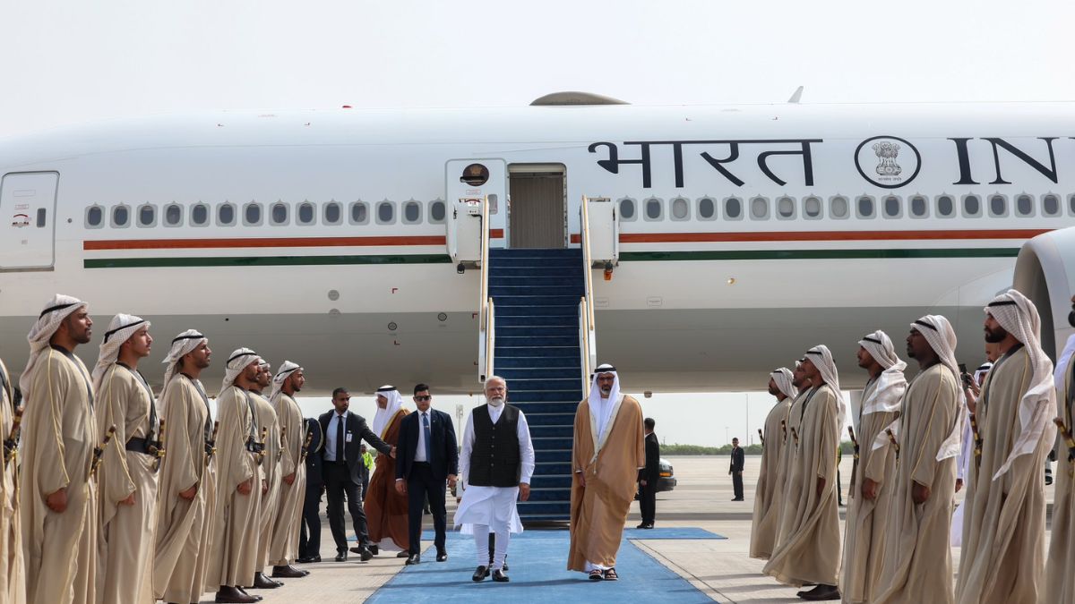 फ्रांस के बाद अब अबू धाबी पहुंचे पीएम मोदी, प्रिंस अल नह्यान ने एयरपोर्ट पर किया स्वागत