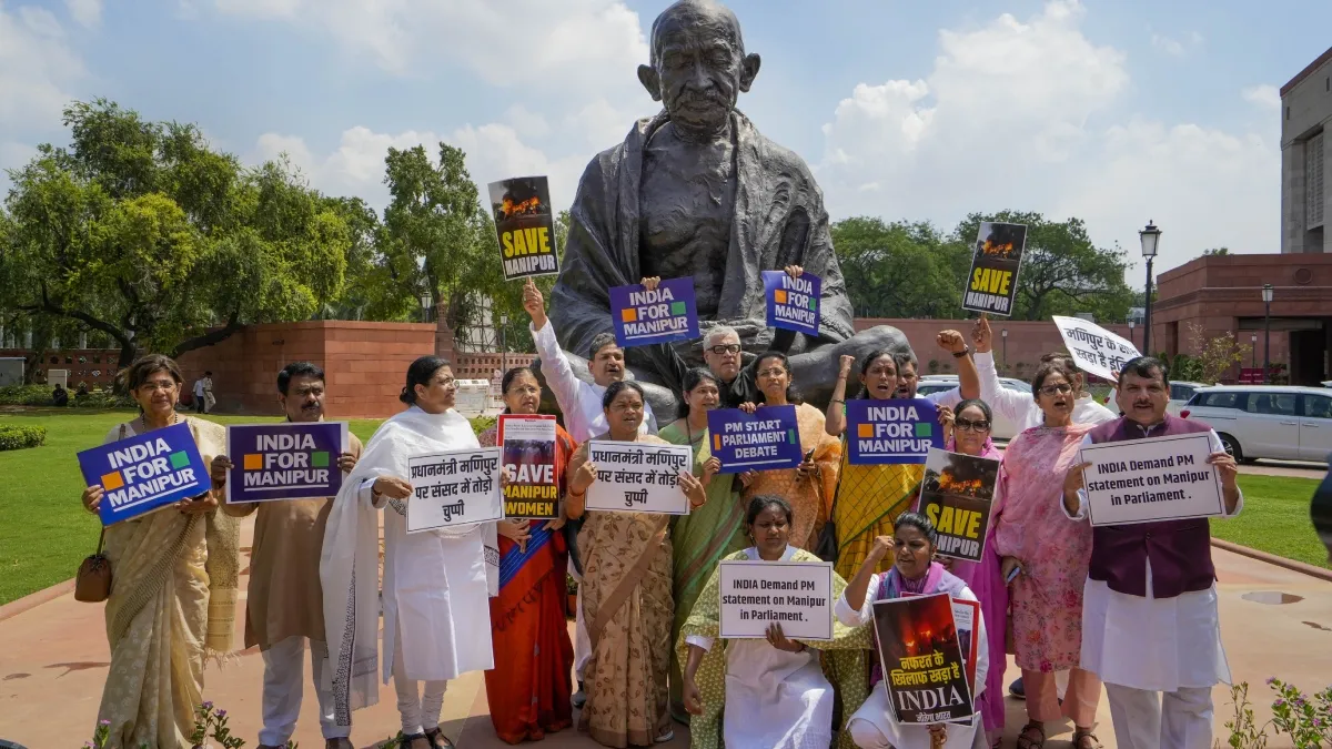 Parliament Monsoon Session: लोकसभा की कार्यवाही कल तक के लिए स्थगित, अमित शाह बोले- मणिपुर पर चर्चा के लिए हैं तैयार मणिपुर मुद्दे पर संसद परिसर में विपक्ष का प्रदर्शन- India TV Hindi
