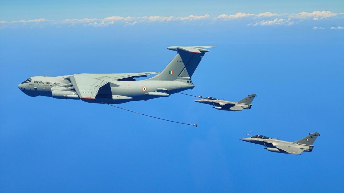 Refueling done in the air of Rafale fighter jet, VIDEO surfaced