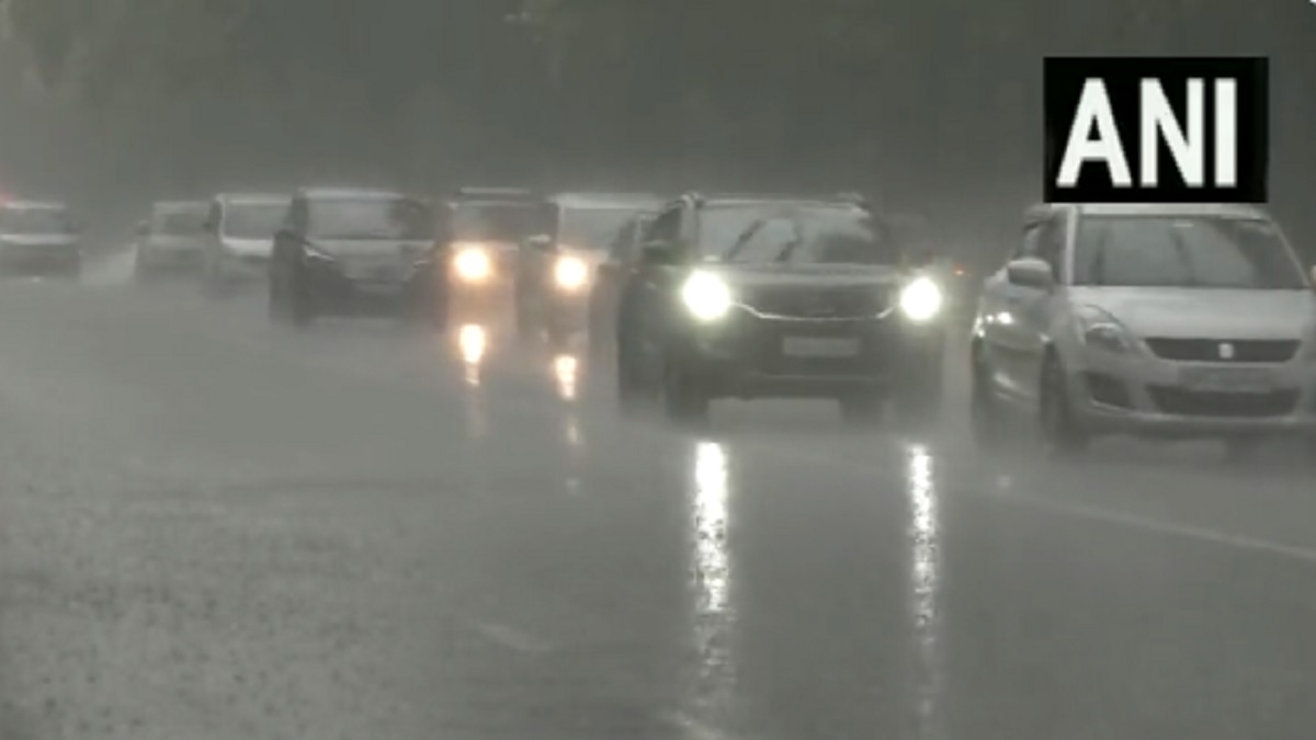 rain in delhi heavy rain alert in kerala karnataka fog in shimla imd issued red alert । दिल्ली में रिमझिम फुहारों से मौसम हुआ सुहाना, शिमला में छाया कोहरा, केरल-कर्नाटक में भारी बारिश का अलर्ट