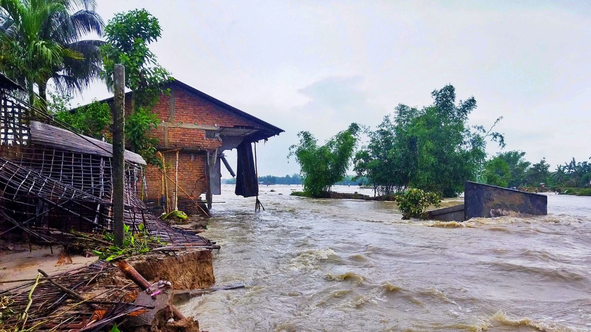 असम में बाढ़ से हजारों लोग परेशान, हजारों एकड़ फसल हुई बर्बाद, मृतकों का आंकड़ा भी बढ़ा