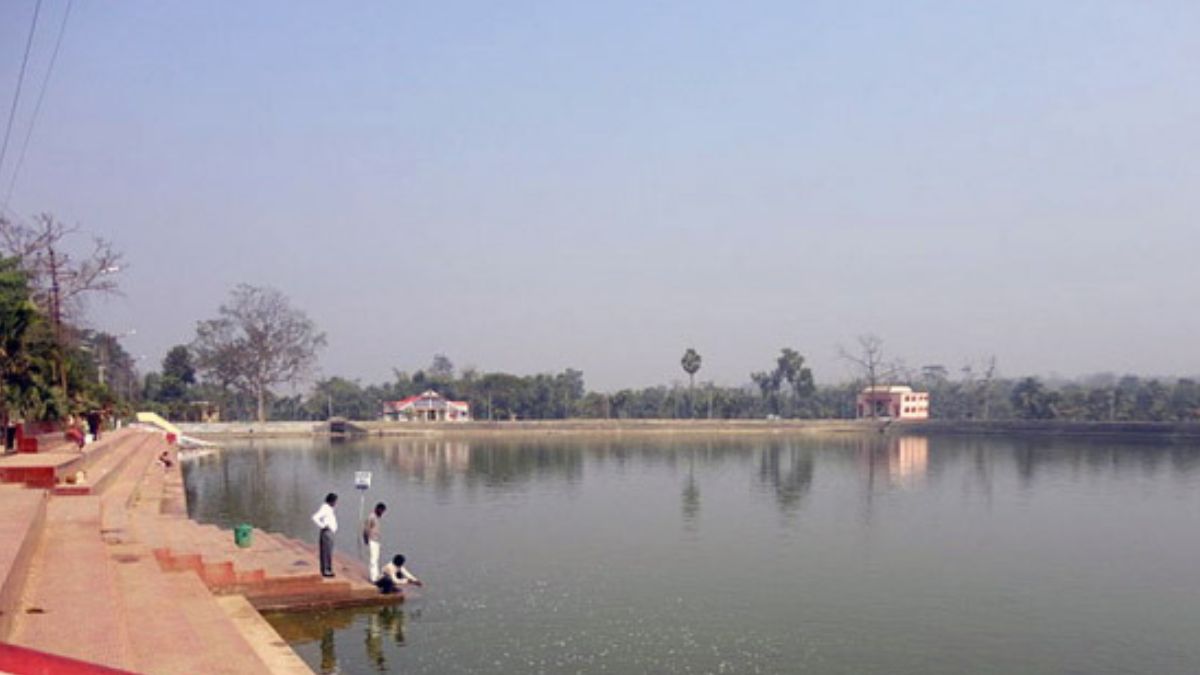 Human skull seen floating in Kalyan Sagar of Tripureshwari temple | त्रिपुरेश्वरी मंदिर के तालाब में तैरती दिखी इंसान की खोपड़ी