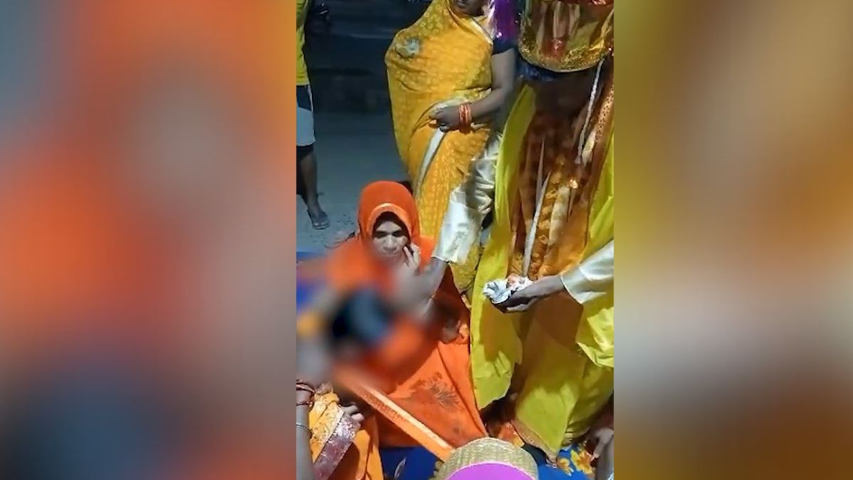 Darbhanga parents forced 13 year old girl to marry 60 year old man in temple VIDEO: किसी ने पकड़ा हाथ तो किसी ने गर्दन…मां-बाप ने 13 साल की बच्ची की करा दी 60 साल के बुजुर्ग से जबरन शादी