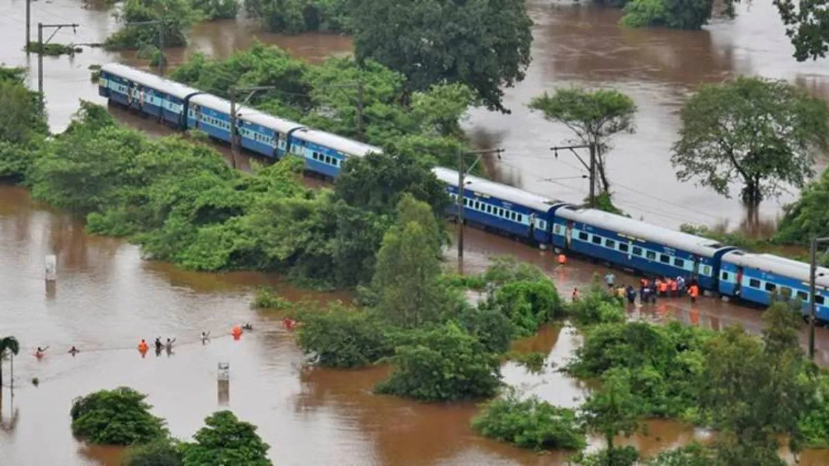 रेलवे पर बारिश की मार, वंदे भारत-शताब्दी सहित सैकड़ों ट्रेनें रद्द, यहां देखें List प्रतीकात्मक फोटो- India TV Hindi