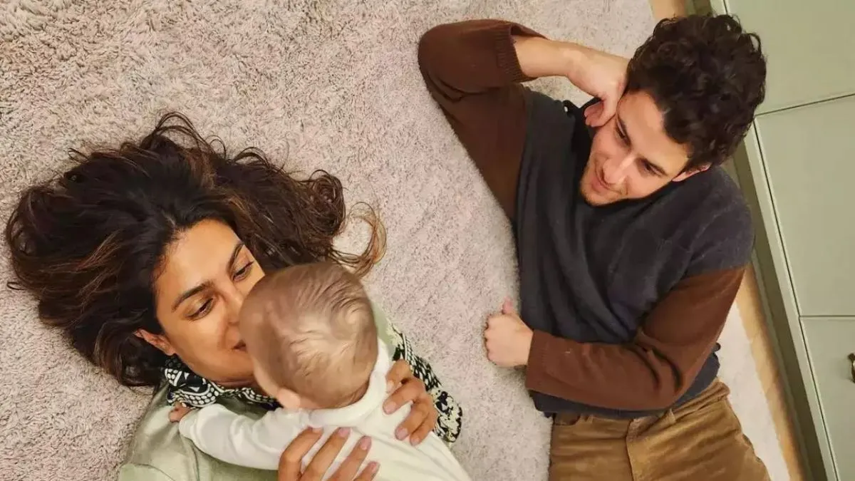 मां Priyanka Chopra के नक्शे कदम पर चली बेटी मालती, समंदर किनारे मोनोकिनी पहनकर दिया पोज twitter- India TV Hindi