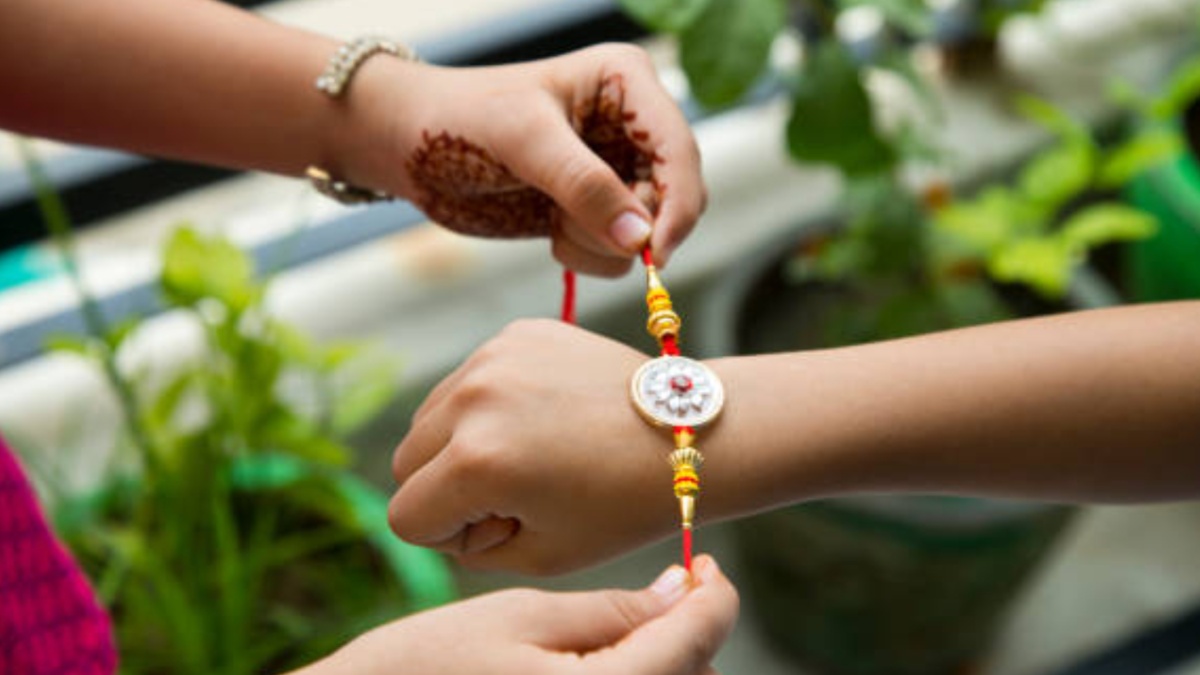 raksha bandhan ke baad rakhi ka kya karna chahiye what to do with the wearing rakhi after festival vastu shastra raksha bandhan 2023/रक्षाबंधन के बाद कलाई से उतारकर फेंक देते हैं राखी? न करें ये गलती,