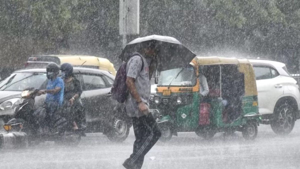 Delhi ncr wakes up to rain lashing several parts of the city । दिल्ली-NCR में आंख खुलते ही मिला शनिवार सरप्राइज! झमाझम बारिश से मौसम सुहाना