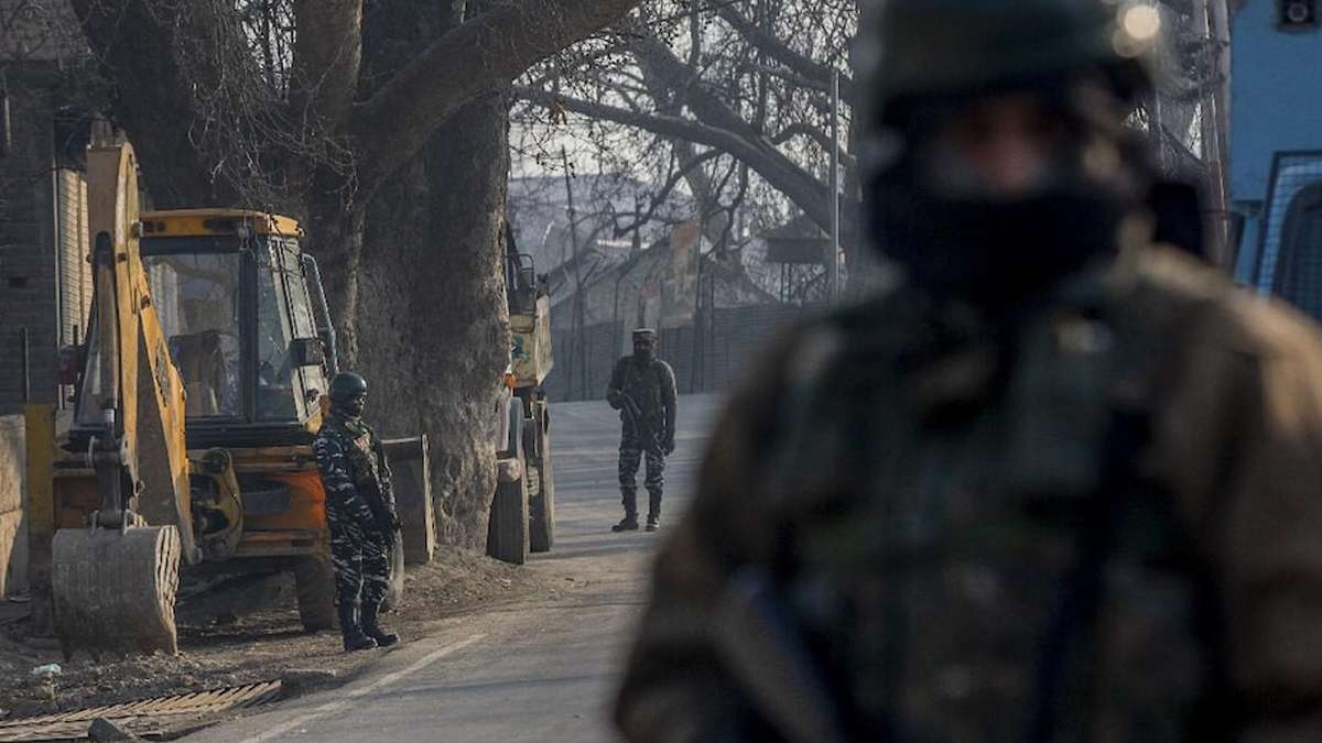 Jammu Kashmir encounter between terrorists and security forces in the Larrow Parigam area of Pulwama । जम्मू-कश्मीर के पुलवामा में सुरक्षाबलों ने मार गिराए 2 आतंकी, मकान में छिपकर फेंर रहे थे ग्रेनेड