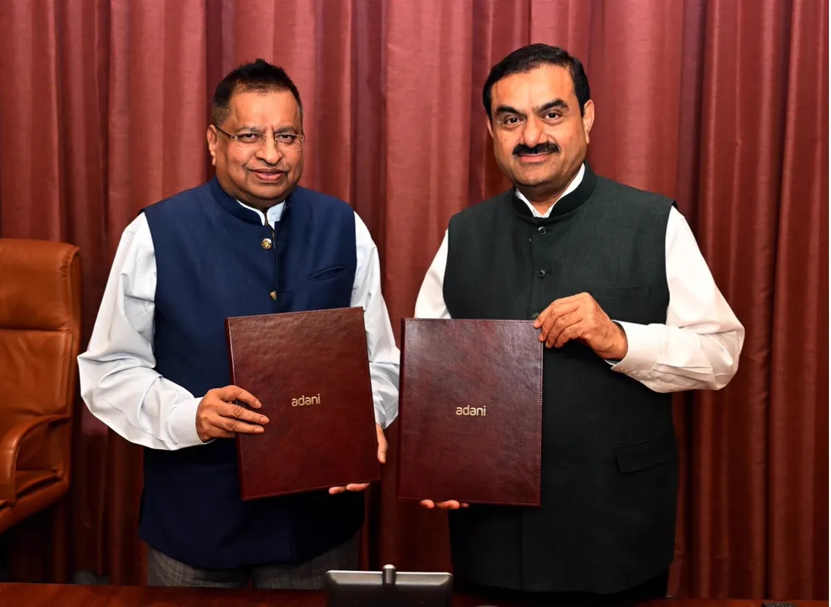 सीमेंट कारोबार में बढ़ेगा अडाणी ग्रुप का दबदबा, अंबुजा सीमेंट ने सांघी इंडस्ट्रीज का अधिग्रहण किया अधिग्रहण पेपर के साथ गौतम अडाणी- India TV Hindi