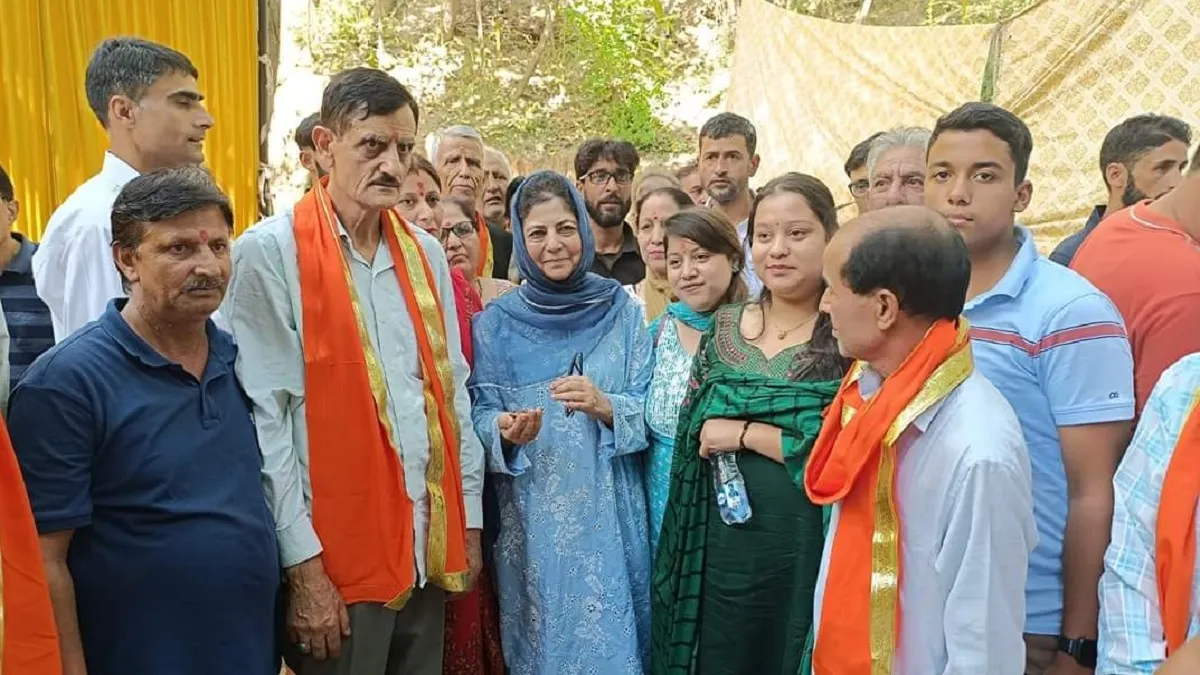 कश्मीर: बेटी के साथ 'छोटा अमरनाथ मंदिर' पहुंचीं पूर्व CM महबूबा मुफ्ती, कश्मीरी पंडितों को लेकर कही ये बात Kashmir- India TV Hindi