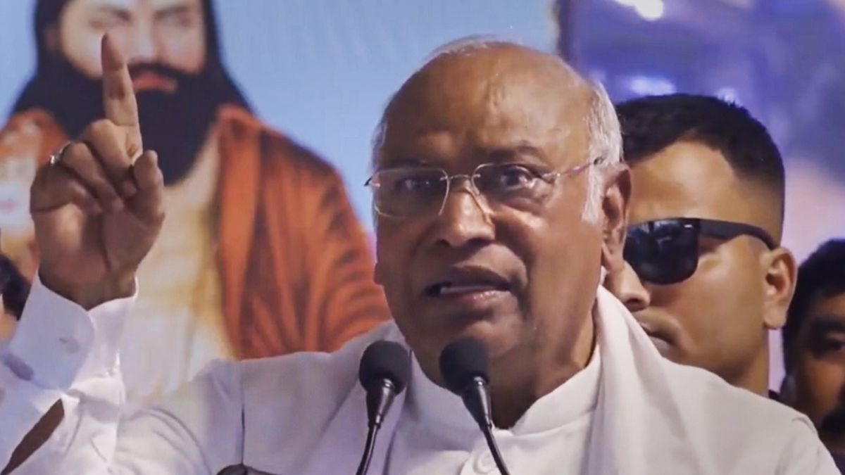 Kharge releases Congress SC/ST manifesto ahead of Telangana elections | तेलंगाना चुनाव से पहले खरगे ने जारी किया कांग्रेस का SC/ST घोषणापत्र, किए ये बड़े एलान