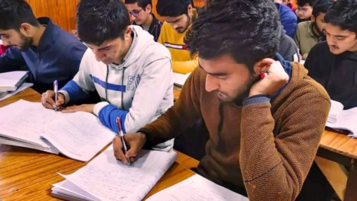 कोटा में स्टूडेंट्स के सुसाइड से चिंतित अभिभावक, साथ रहने के लिए पहुंच रहे हैं बच्चों के पास सांकेतिक फोटो- India TV Hindi