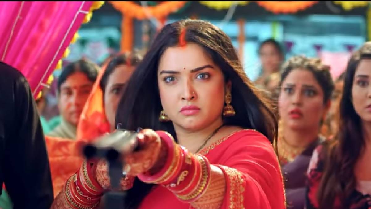 Amrapali Dubey pointed rifle at Dinesh Lal Yadav Nirahua in Mandap this video is tremendous | दिनेश लाल यादव निरहुआ पर आम्रपाली दुबे ने ‘मंडप’ में तानी राइफल, जबरदस्त है ये वीडियो