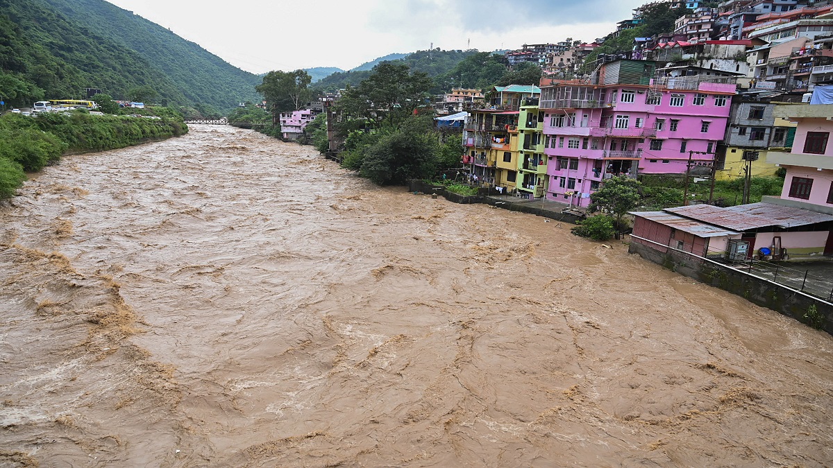himachal pradesh weather update monsoon update imd alert for heavy rains in 8 districts । हिमाचल के लिए अगले 3 दिन भारी, 8 जिलों में भारी बारिश को लेकर IMD का अलर्ट; बादल फटने की भी चेतावनी