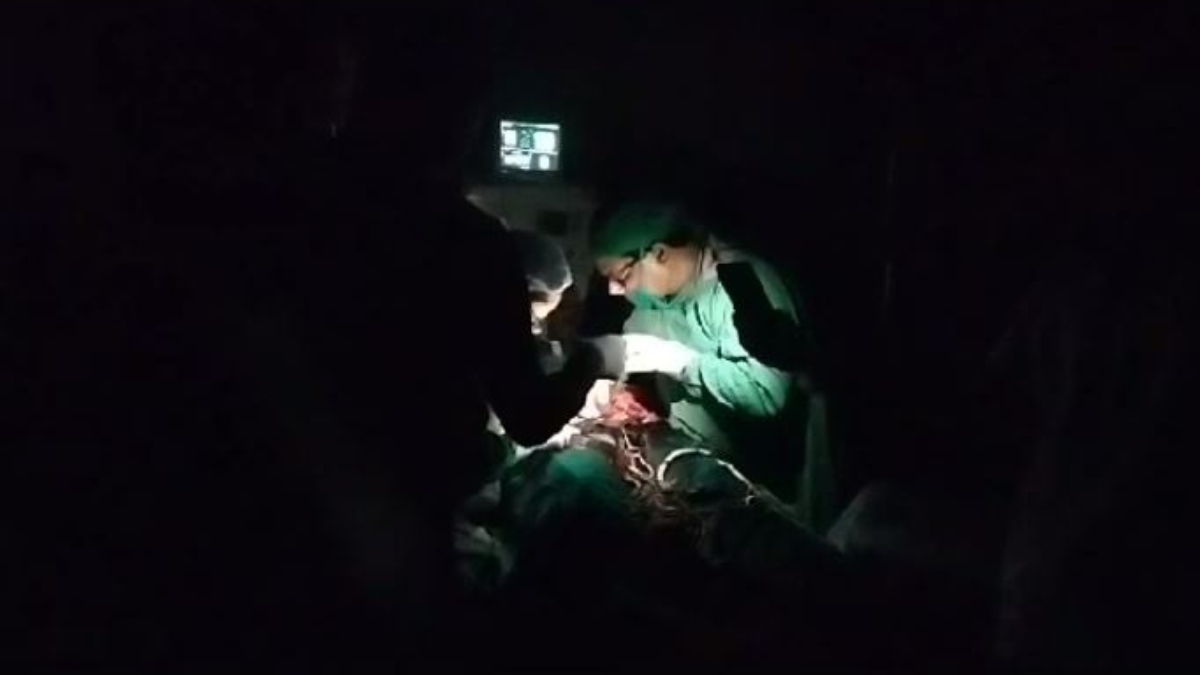 motihari Sadar Hospital pregnant woman operation in torchlight watch तेजस्वी के दावे की खुली पोल, सदर अस्पताल में बिजली गुल, टॉर्च की रोशनी में गर्भवती महिला का हुआ ऑपरेशन- देखें VIDEO