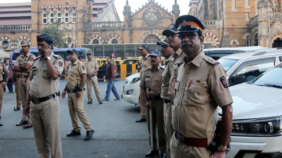 लगातार बम धमाके और आतंकियों की जानकारी वाले कॉल्स ने मुंबई पुलिस की नाम में किया दम, अब तक 17 गिरफ्तार mumbai police- India TV Hindi