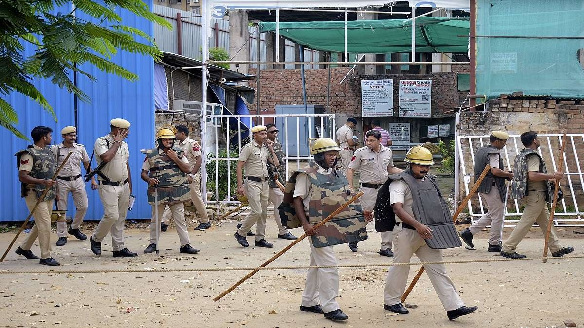 Nuh violence another officer Deputy Commissioner Prashant Pawar transferred after sp varun singla नूंह हिंसा के बाद एक और अधिकारी पर गिरी गाज, अब डिप्टी कमिश्नर प्रशांत पवार का हुआ तबादला