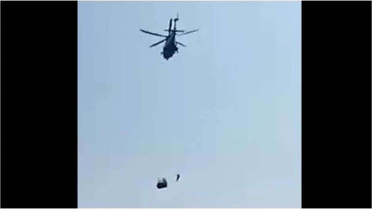 Pakistan broken wire of the cable car 8 people hanging in the air above 1000 feet । पाकिस्तान में दिखी गजब की लापरवाही! केबल कार का टूटा तार; 1 हजार फीट ऊपर हवा में लटके 8 लोग