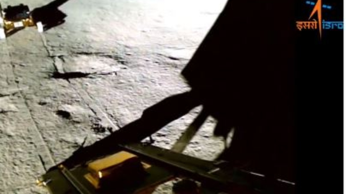 ISRO video Pragyan rover around Shiv Shakti point in search of lunar secrets at South Pole 'शिव शक्ति' प्वॉइंट पर चांद के रहस्यों की खोज में जुटा प्रज्ञान रोवर, इसरो ने जारी