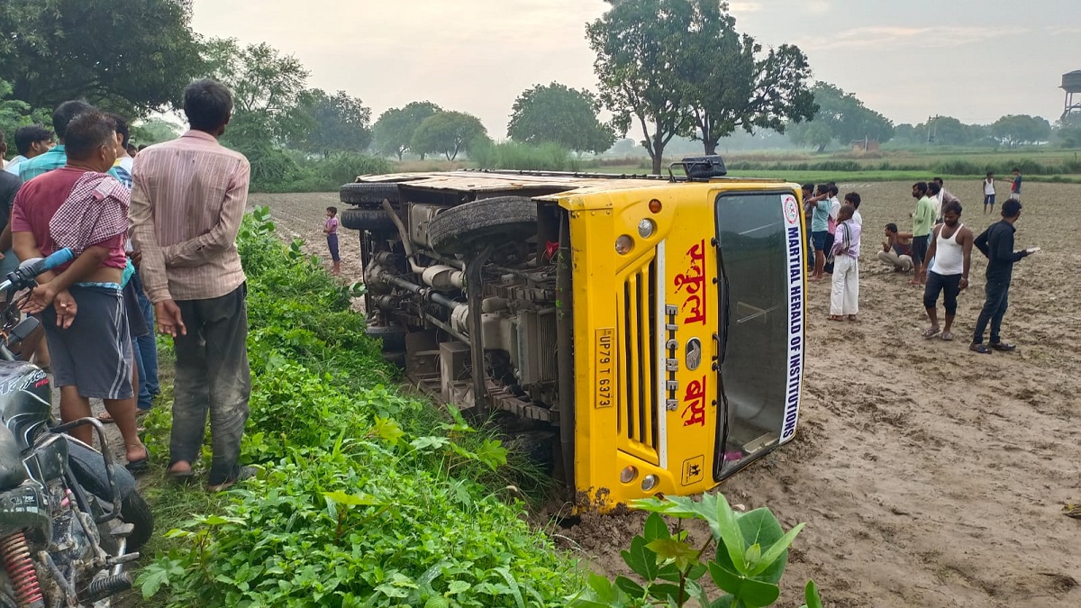 auraiya school bus road accident । UP के औरेया में बड़ा हादसा, स्कूल बस पलटी, 3 दर्जन से ज्यादा बच्चे थे सवार; मची चीख-पुकार