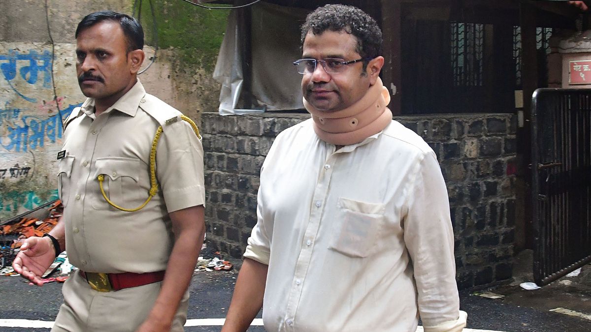 Mumbai police EOW arrests Sanjay Raut associate Sujit Patkar in COVID centre scam | किरीट सोमैया की शिकायत पर राउत के दोस्त अरेस्ट