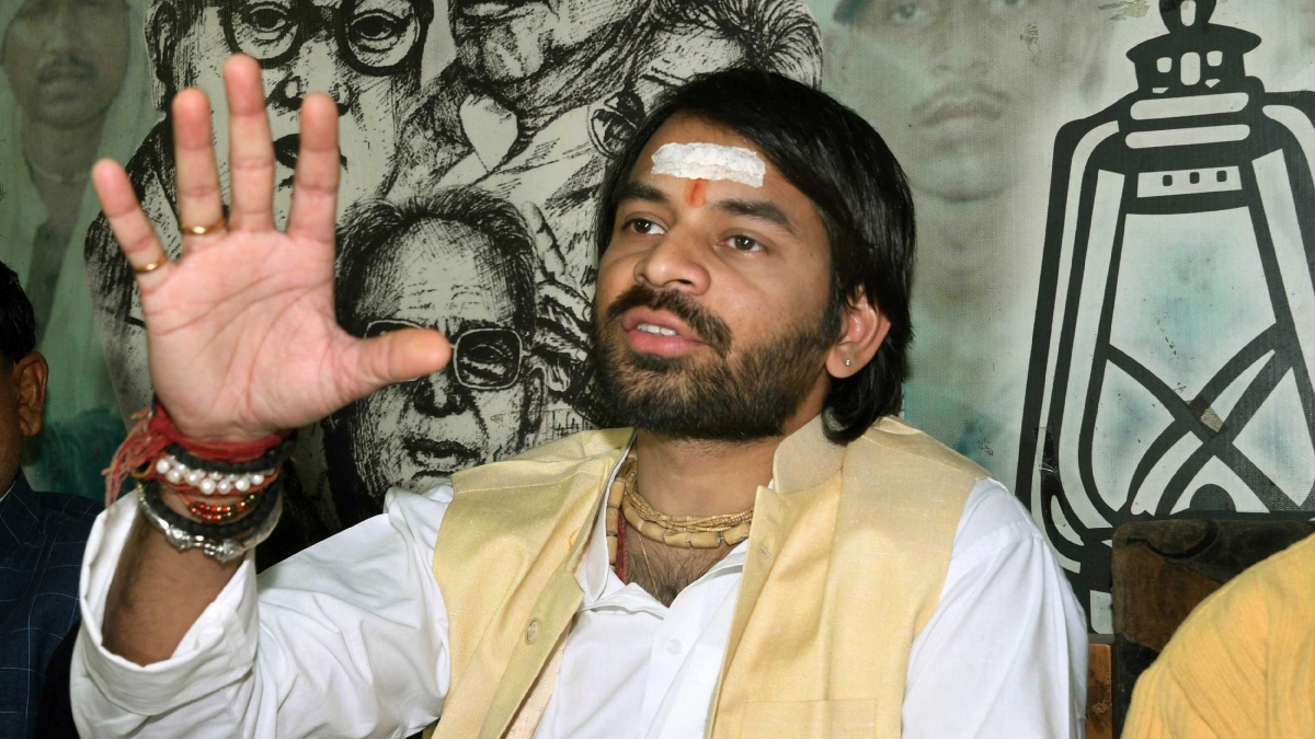 लालू के बेटे तेजप्रताप यादव ने युवक का गला पकड़ा और दे दिया धक्का, देखें वायरल वीडियो। Lalu prasad yadav son tej pratap yadav fights with man in gopalganj see viral video लालू के बेटे तेजप्रताप यादव ने युवक का गला पकड़ा और दे दिया धक्का, देखें वायरल वीडियो। Lalu prasad yadav son tej pratap yadav fights with man in gopalganj see viral video