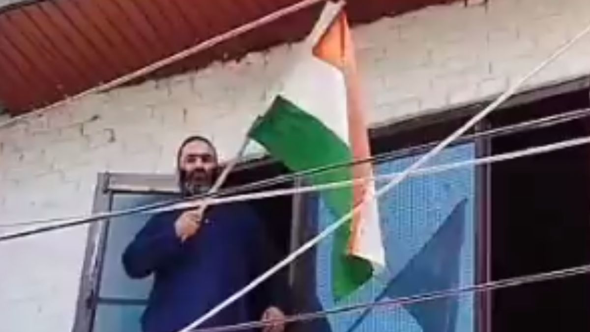 जम्मू कश्मीर की बदल रही हवा! हिजबुल आतंकी जाविद मट्टू के भाई ने स्वतंत्रता दिवस से पहले फहराया तिरंगा, VIDEO वायरल। Brother of Active Terrorist Javid Mattoo hoisted Tricolour in North Kashmir Sopore